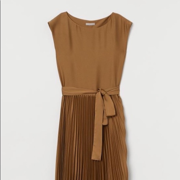 ❌SOLD❌ Stylish-Goddess Bronze Pleat Dress - Picture 4 of 15